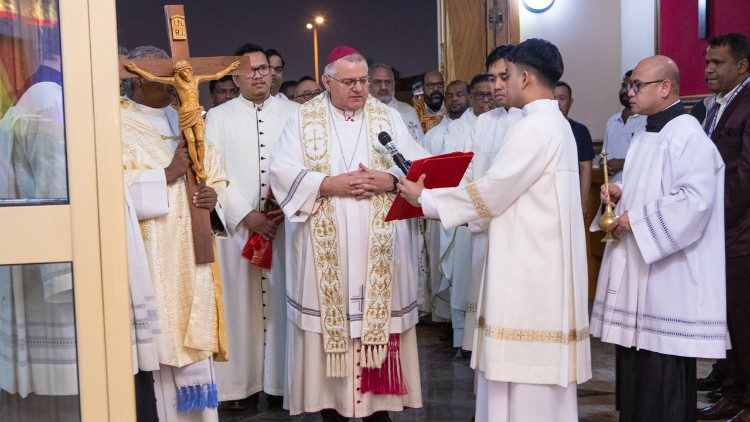 Arábia do Norte: bispo Berardi visita comunidades cristãs.