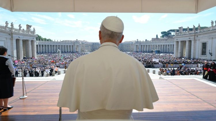 Pope at Audience: Let us be transformed by the Eucharistic mystery